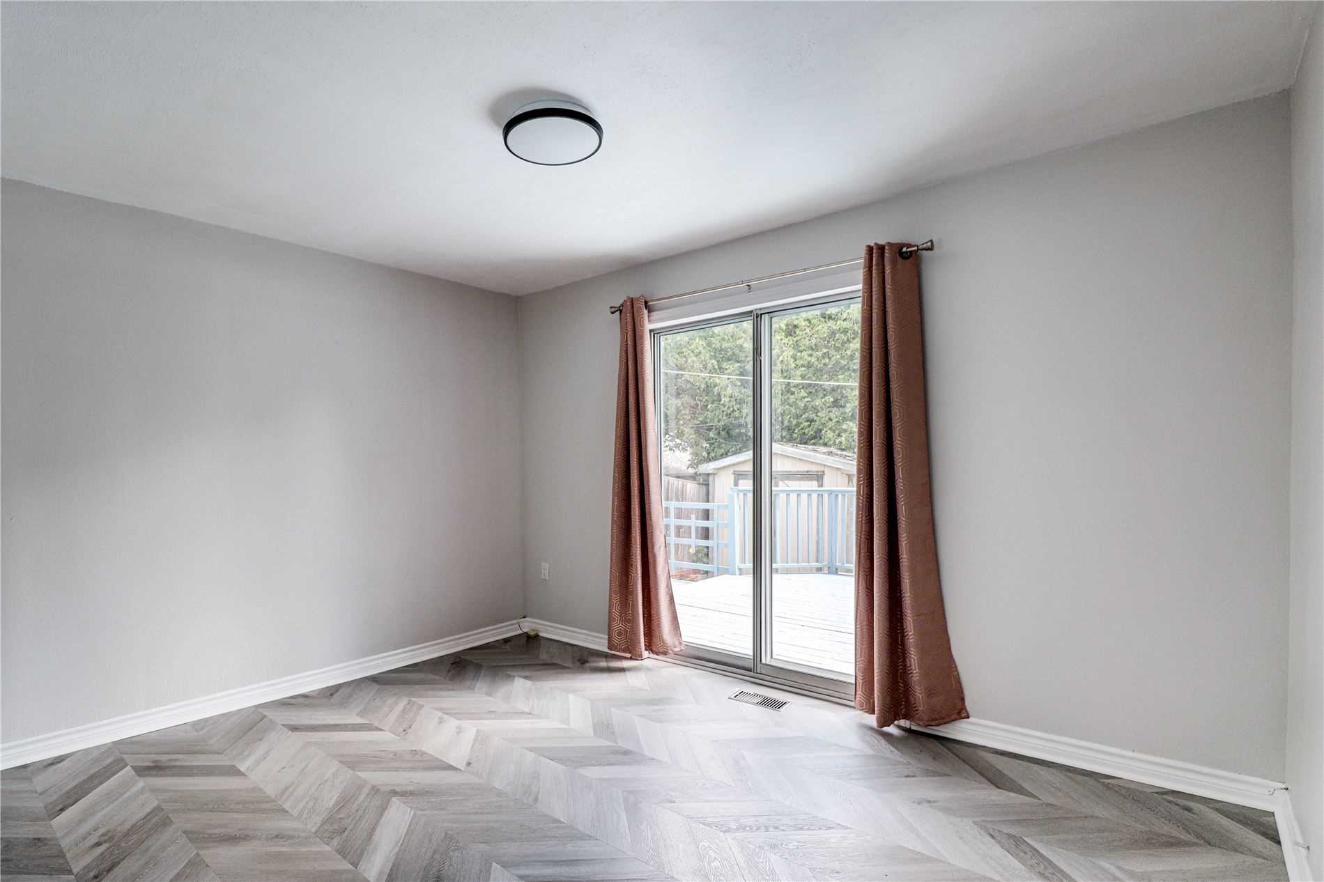 33 Longford Dr