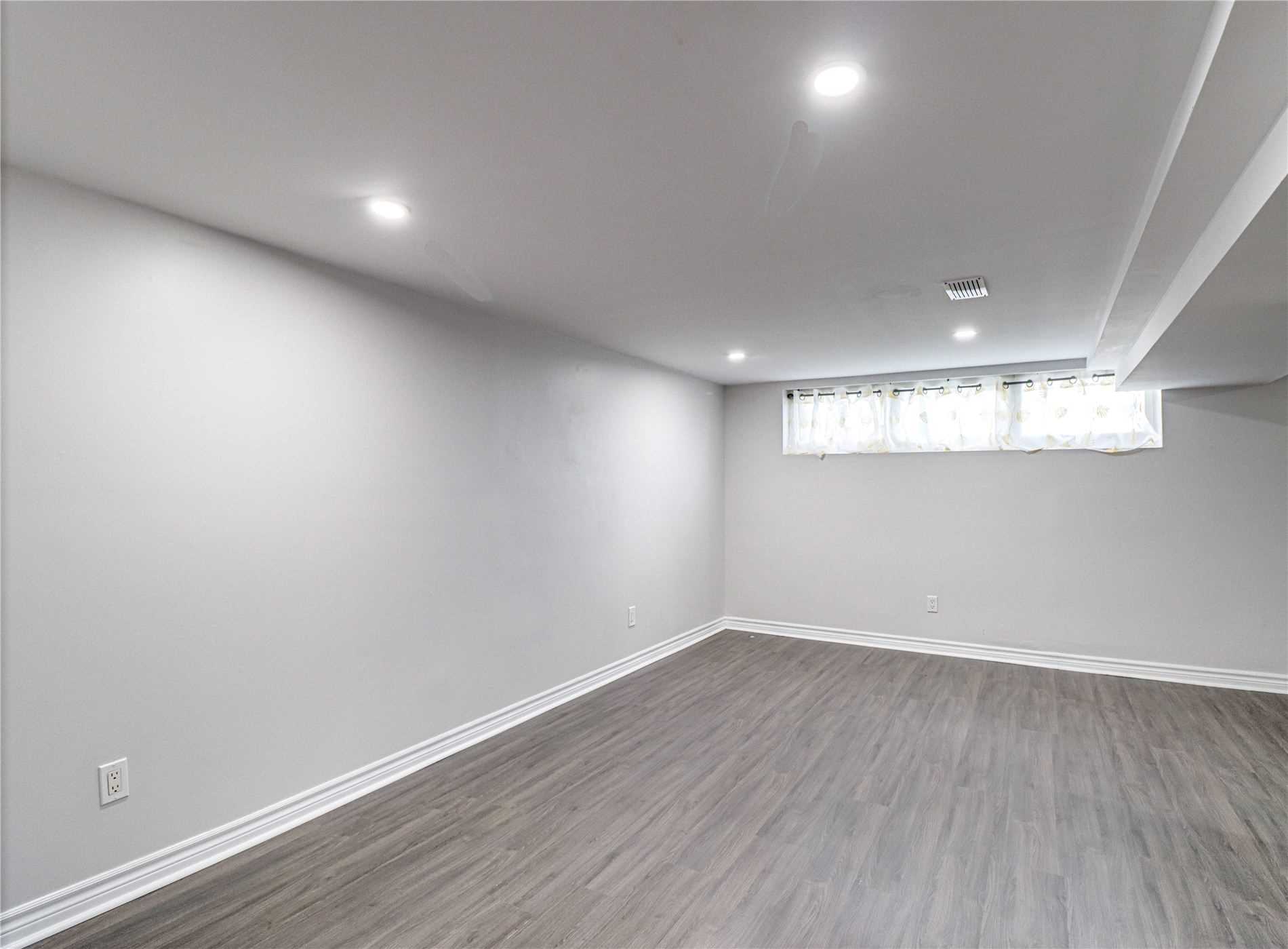 33 Longford Dr