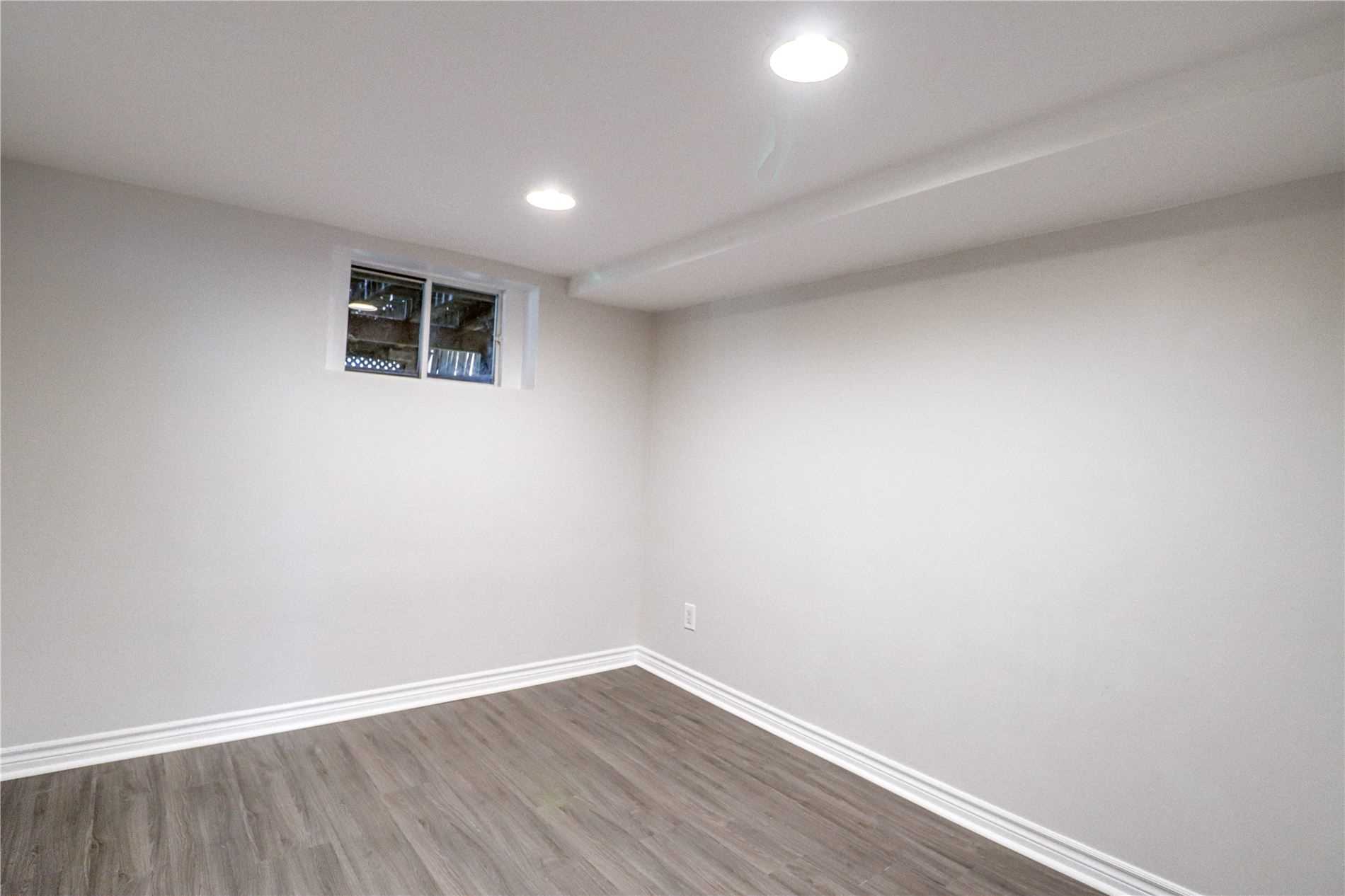 33 Longford Dr