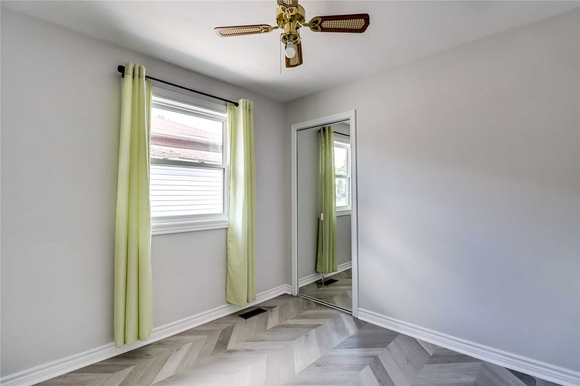 33 Longford Dr