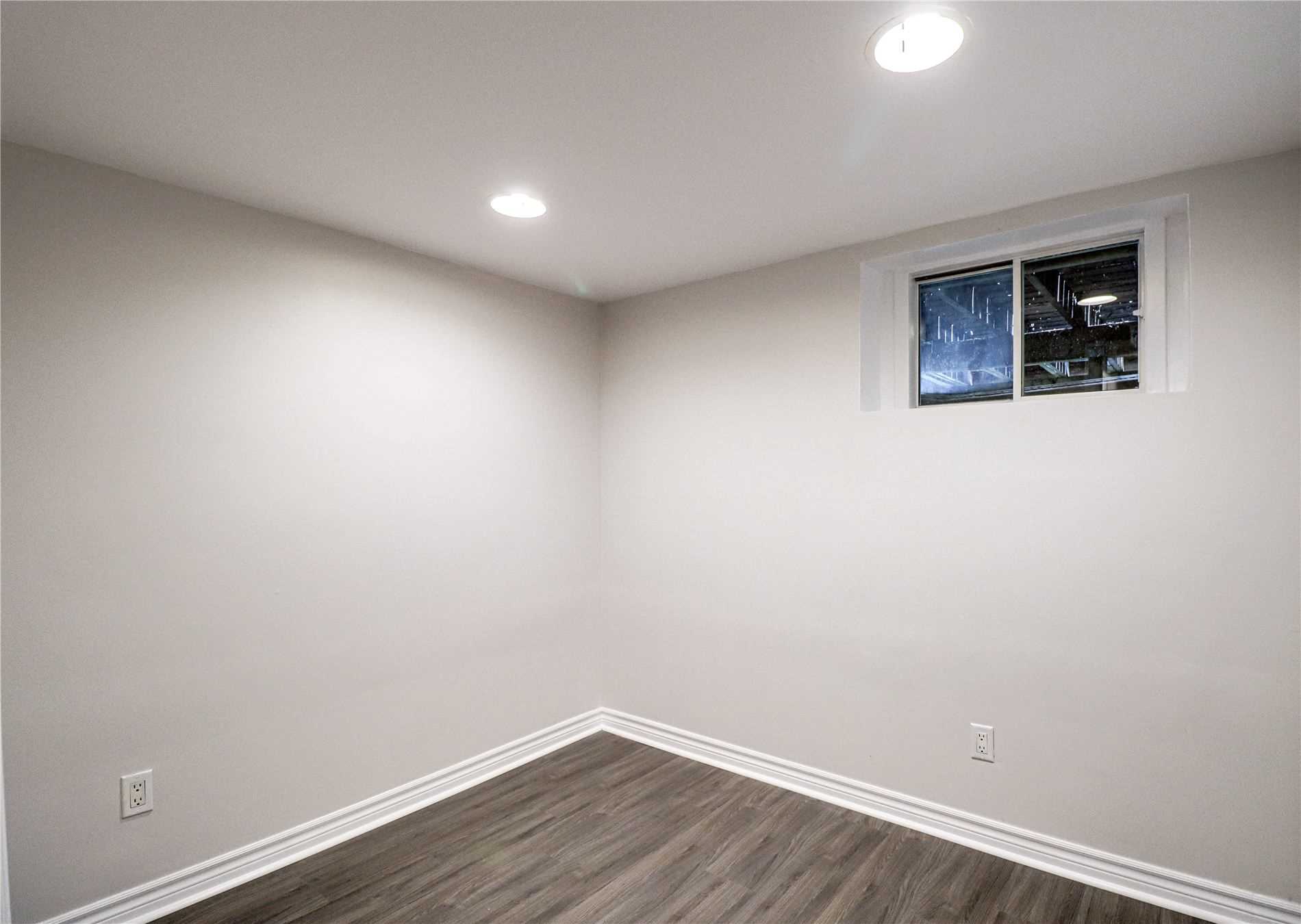 33 Longford Dr