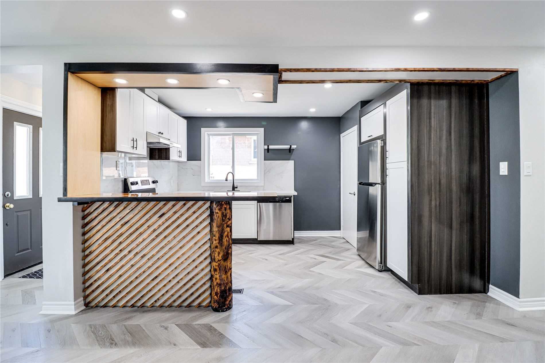 33 Longford Dr
