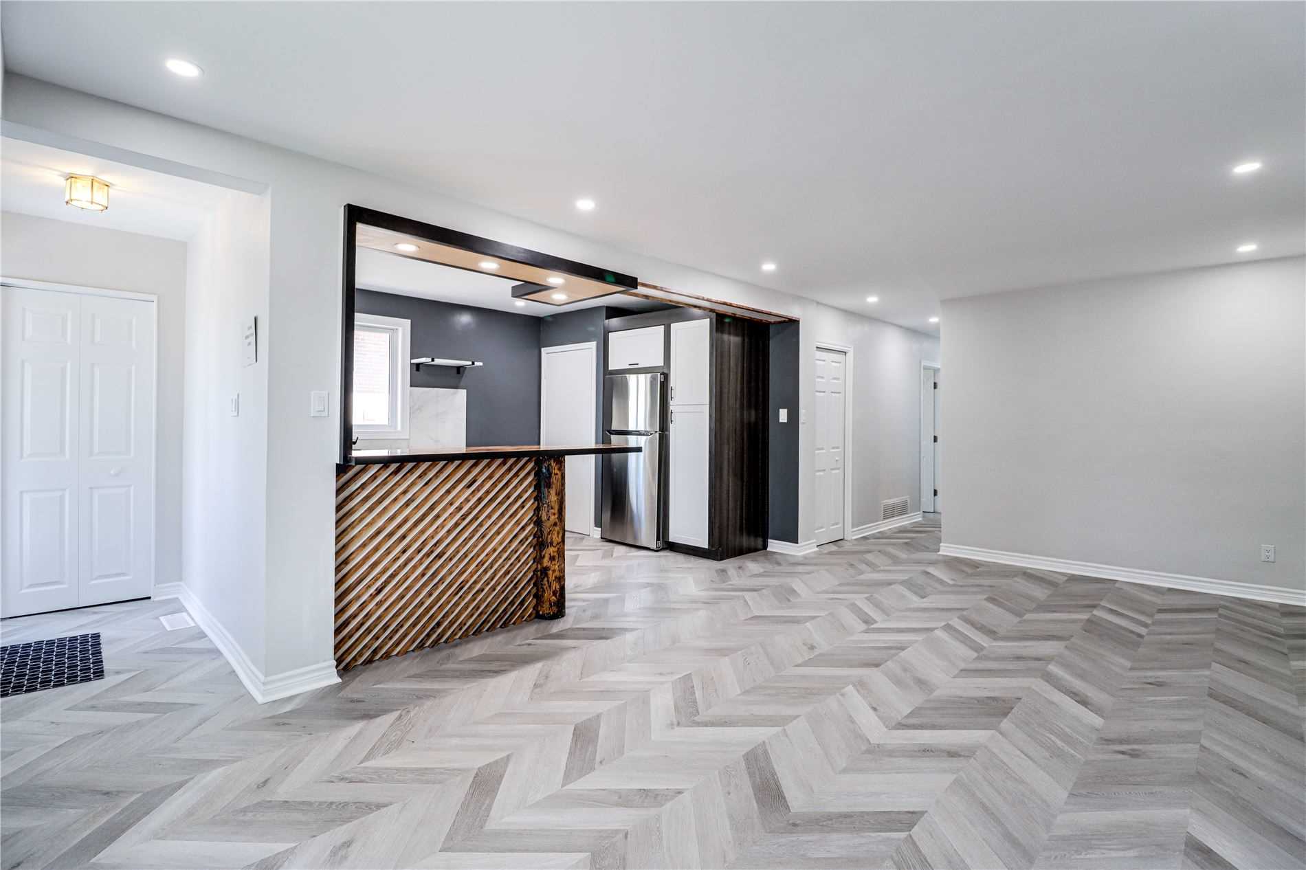 33 Longford Dr