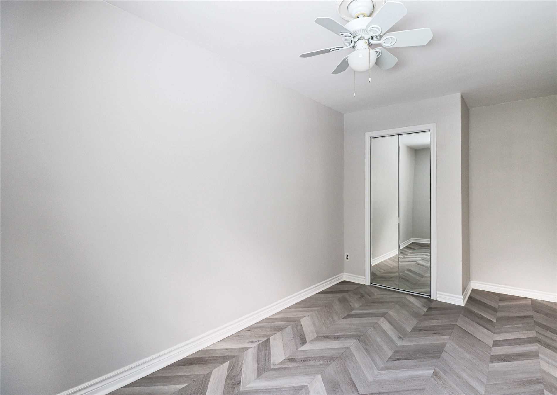 33 Longford Dr