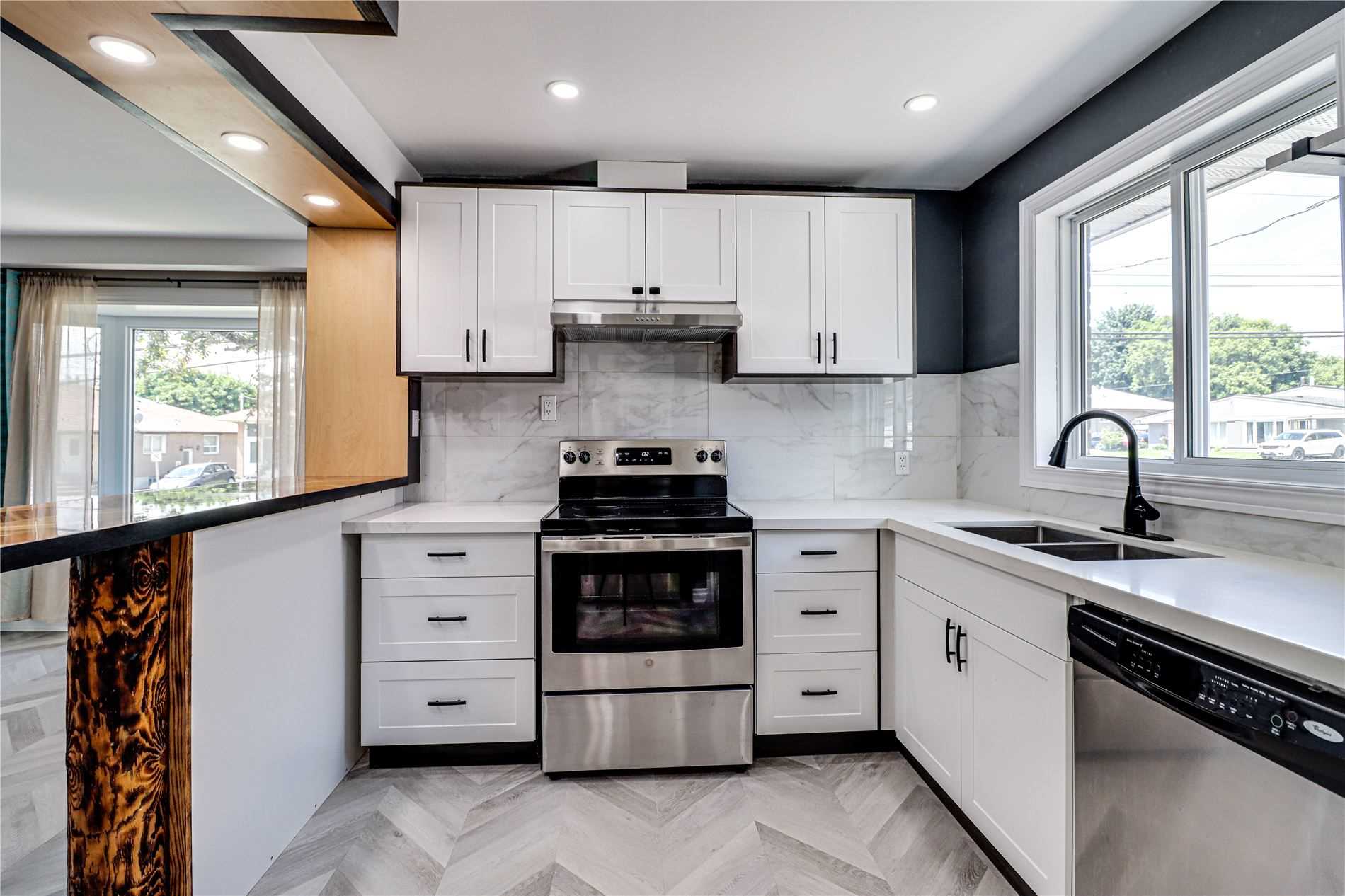 33 Longford Dr