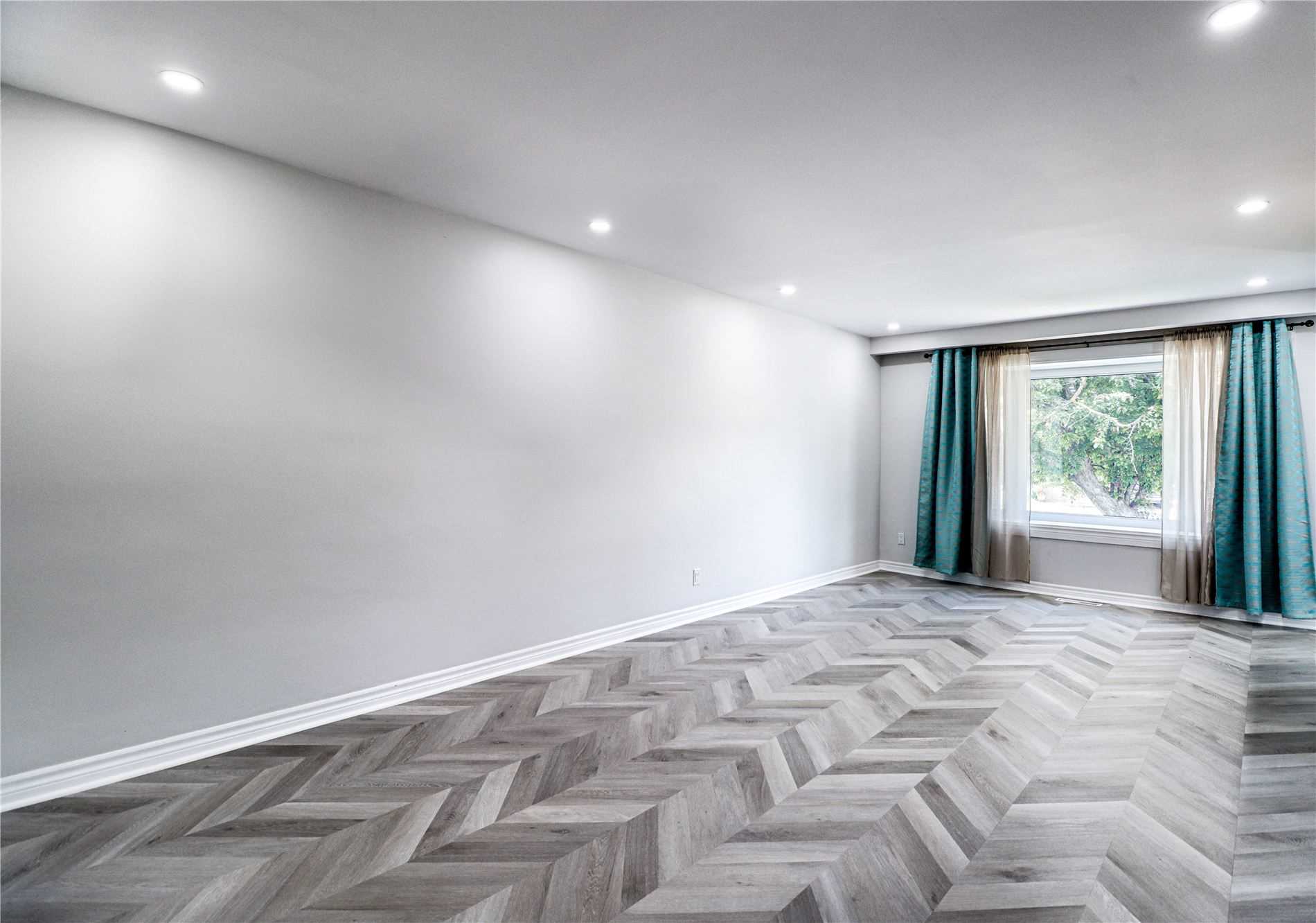 33 Longford Dr