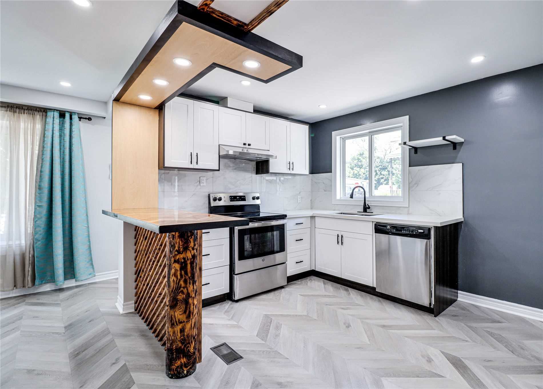 33 Longford Dr