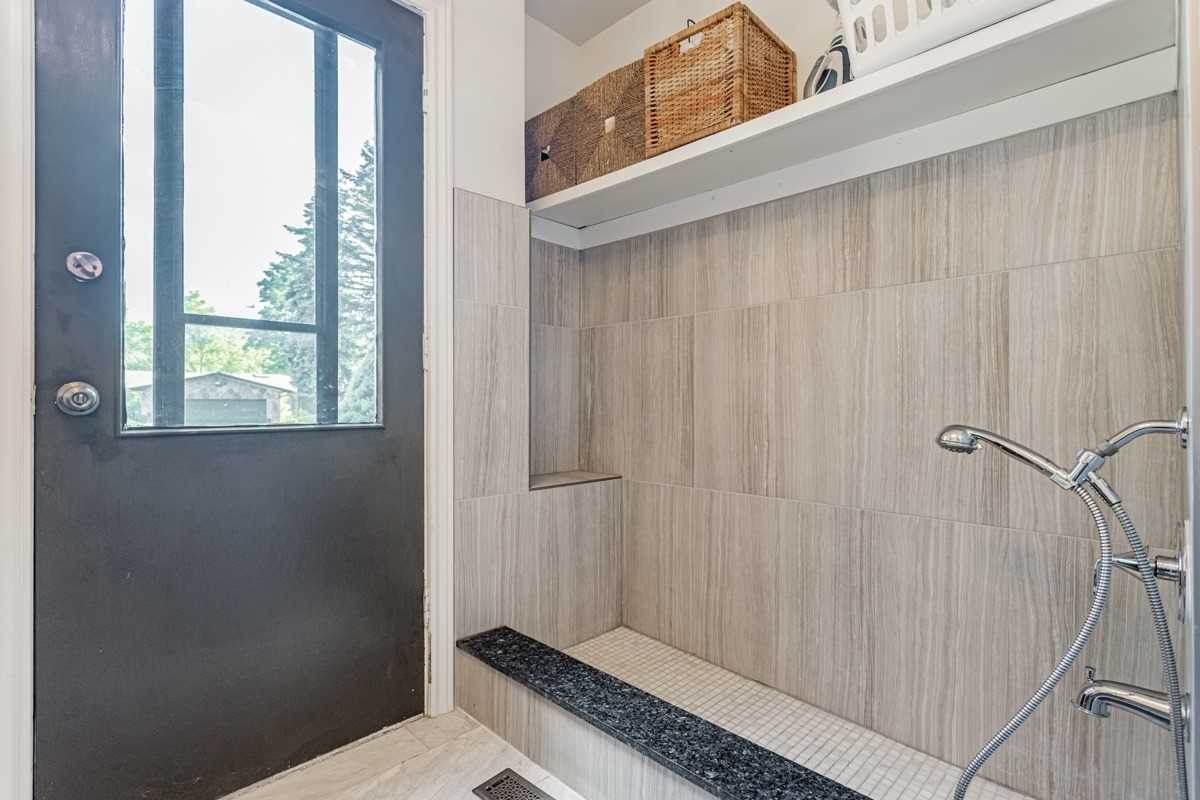 6 Village Squire Lane