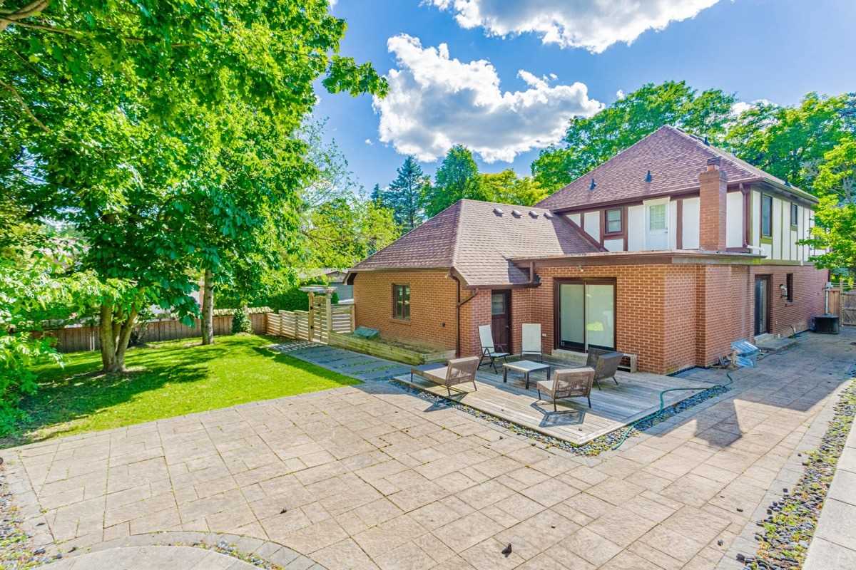 6 Village Squire Lane