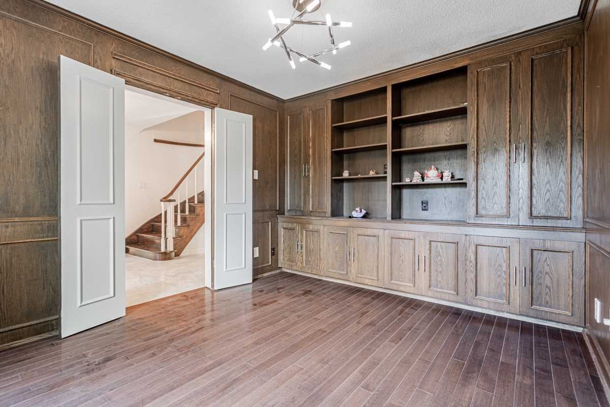 6 Village Squire Lane