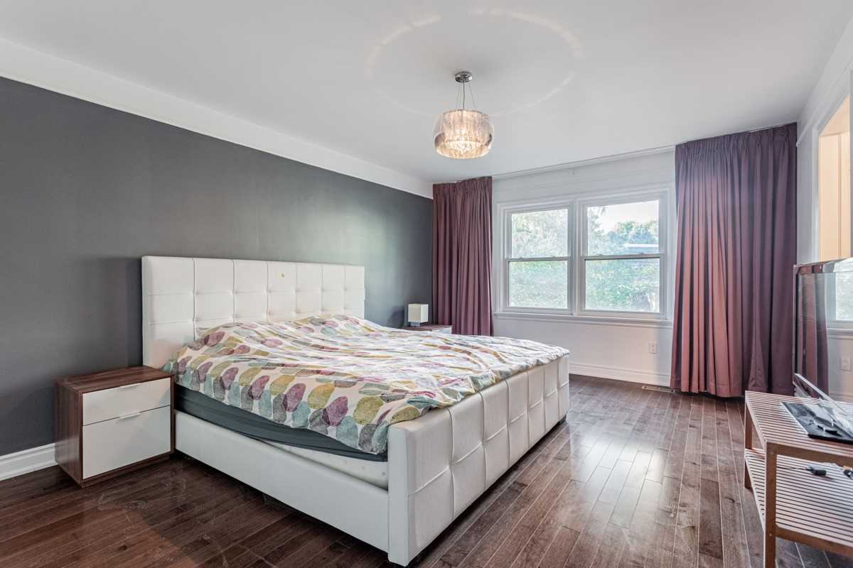6 Village Squire Lane