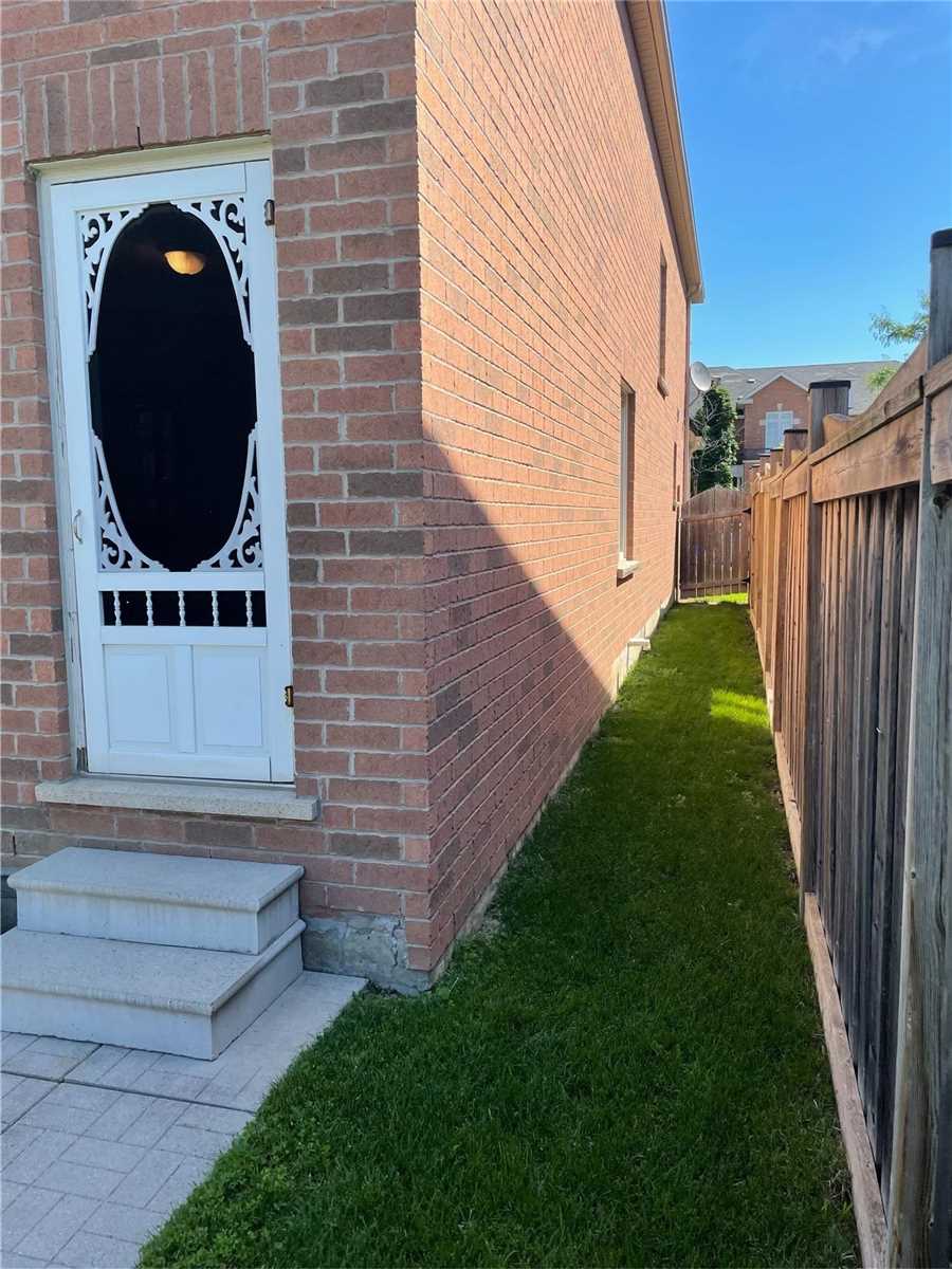 18 Summit Dr