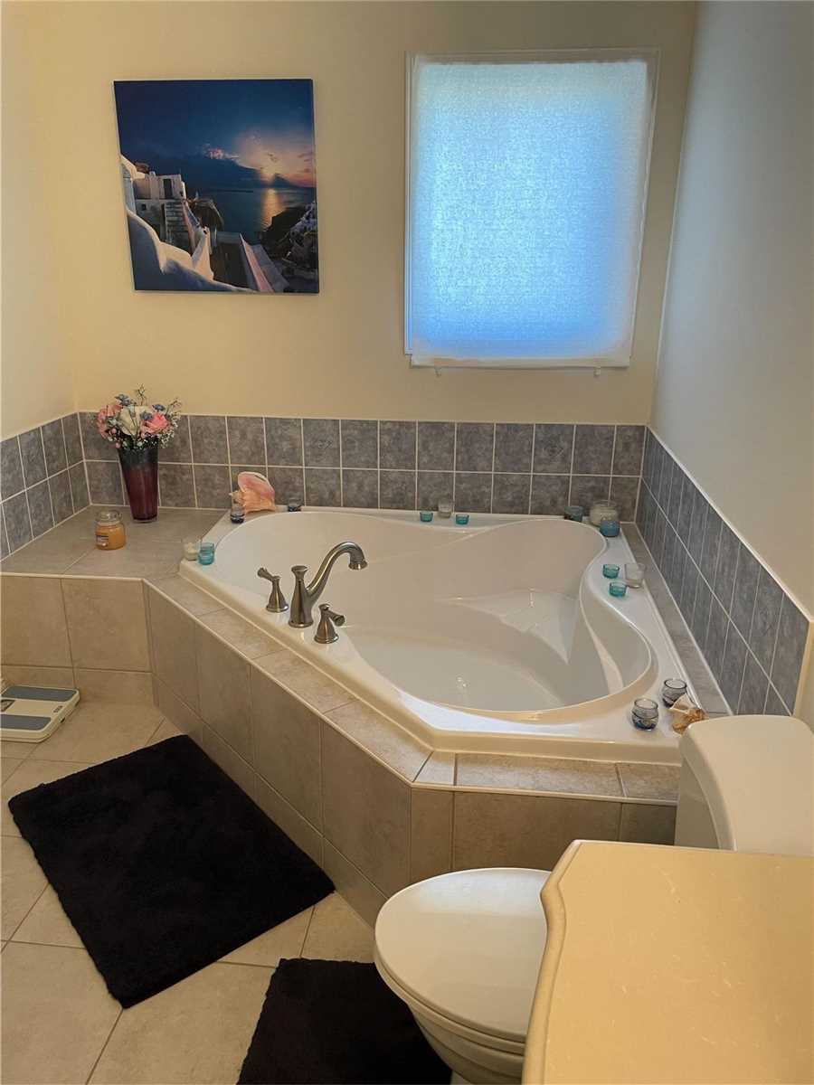 18 Summit Dr
