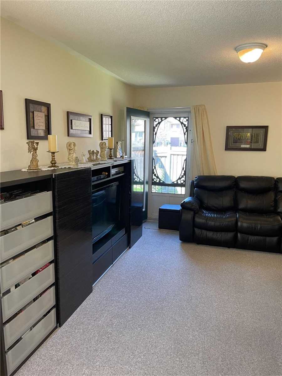 18 Summit Dr