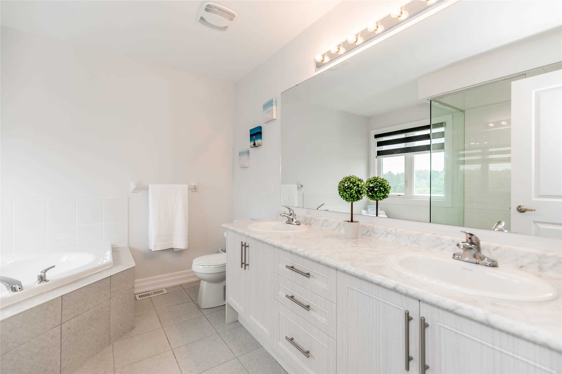 323 Chelsea Cres