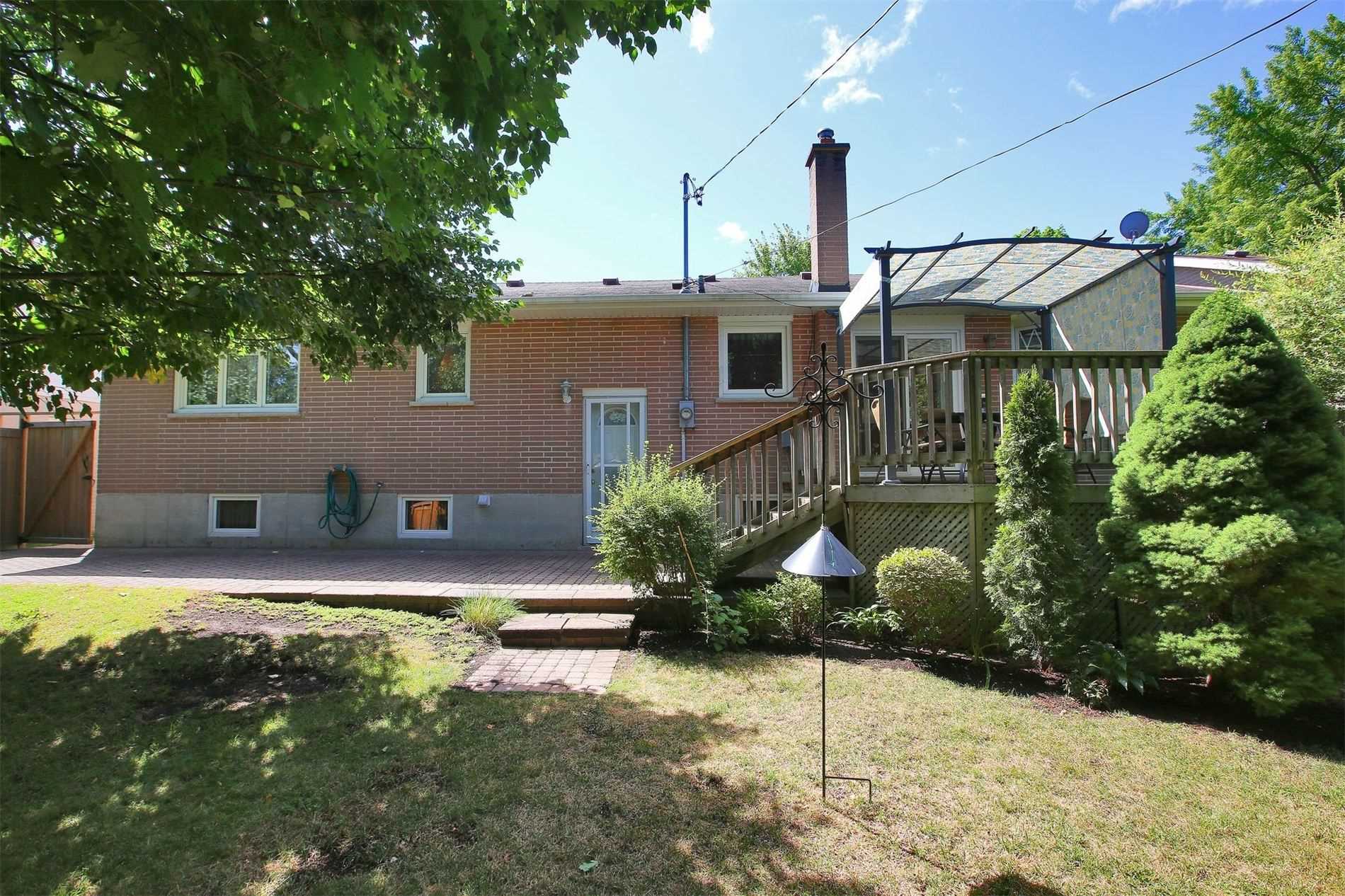 16 Brightbay Cres