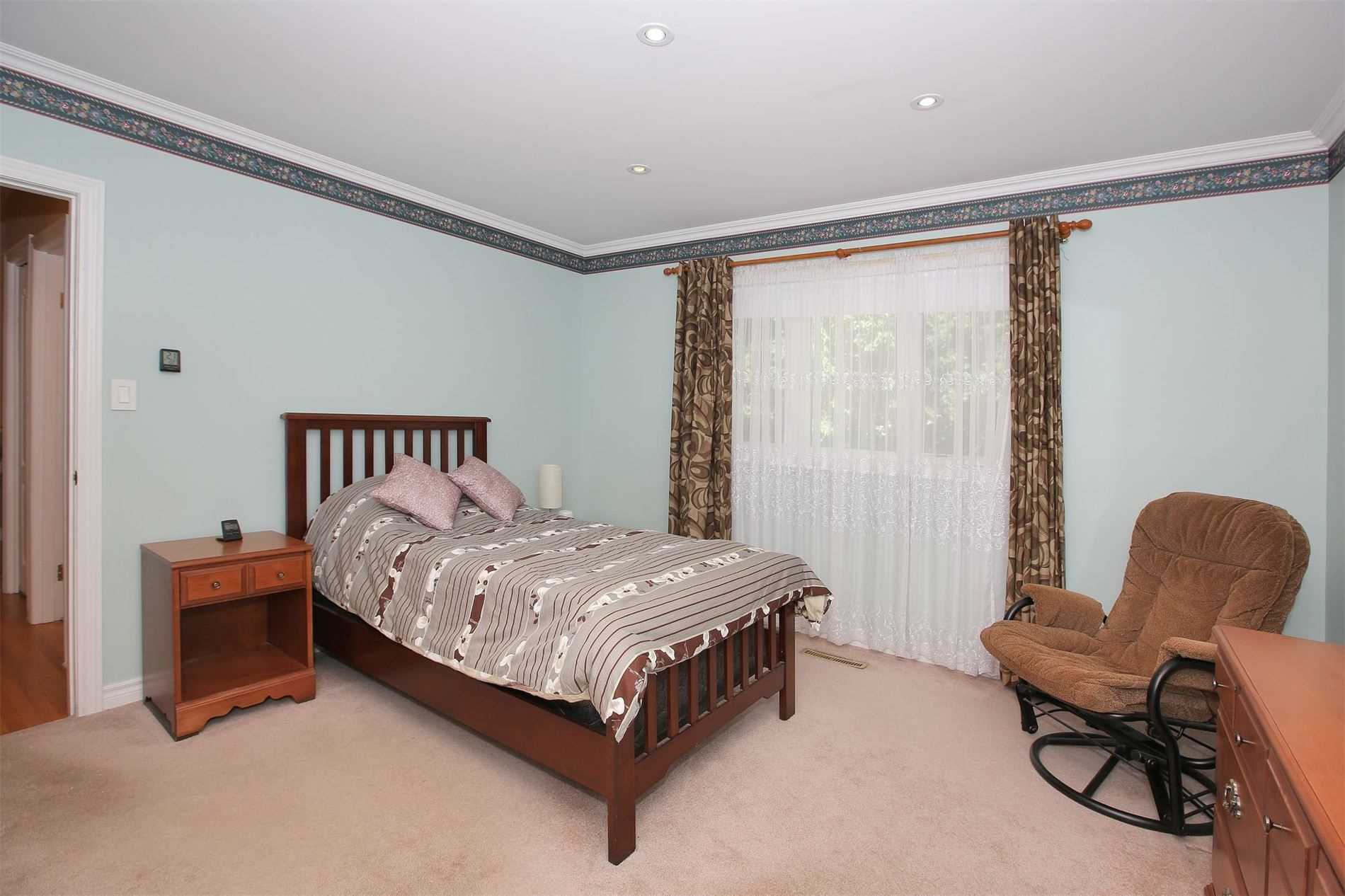 16 Brightbay Cres