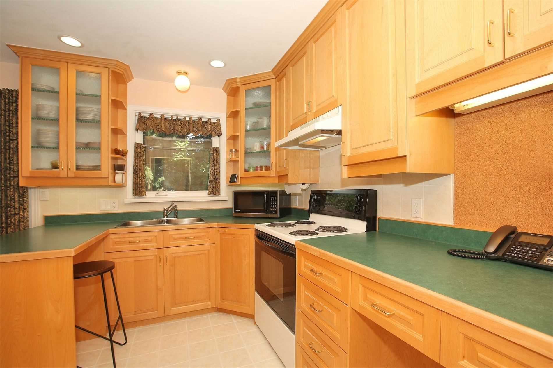 16 Brightbay Cres