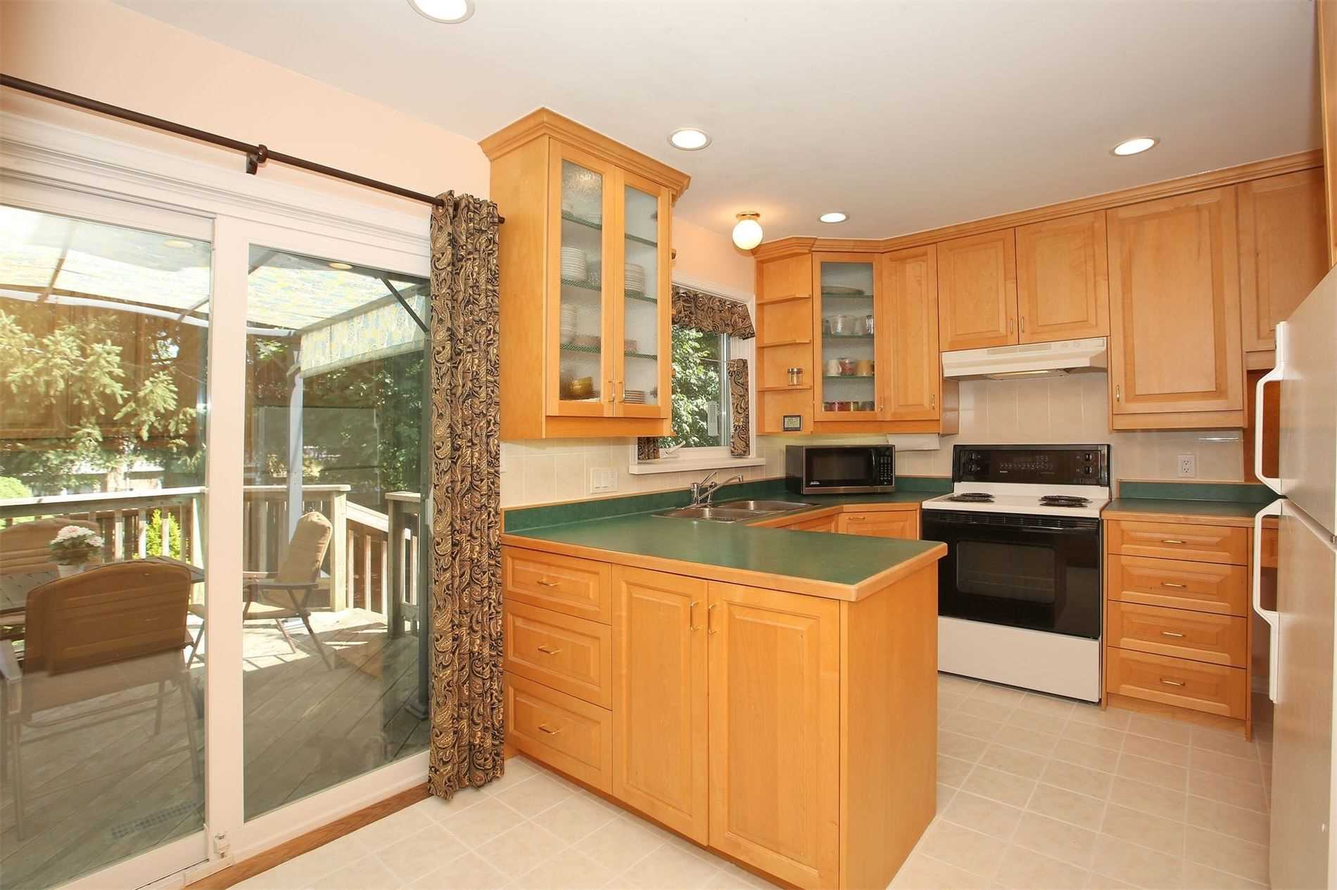 16 Brightbay Cres