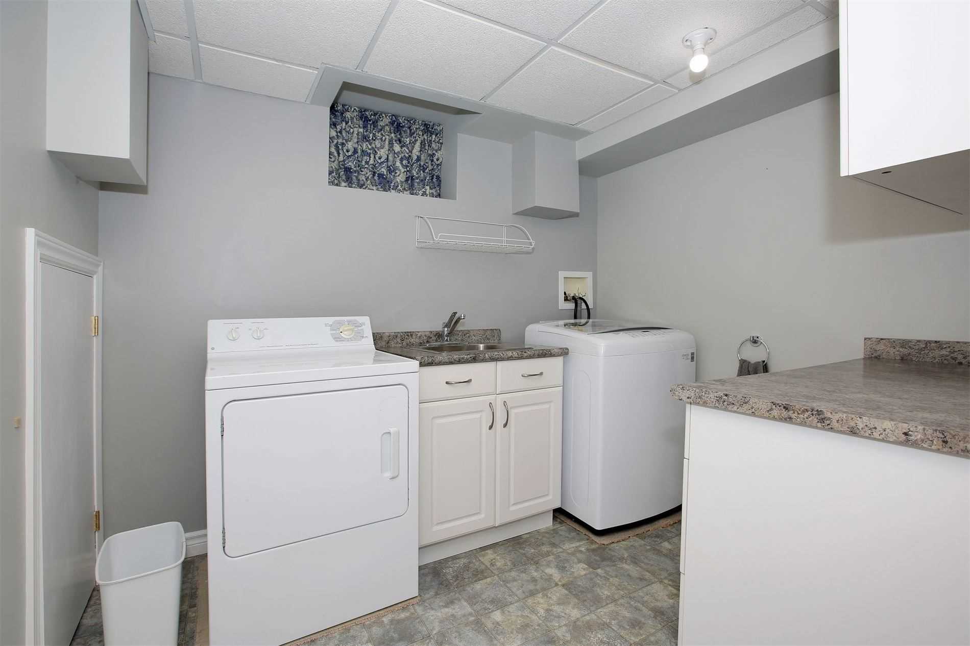 16 Brightbay Cres