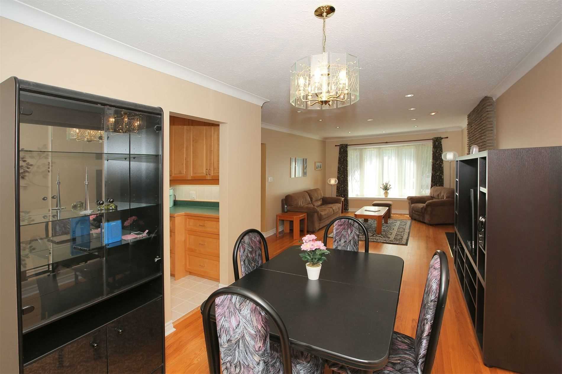 16 Brightbay Cres