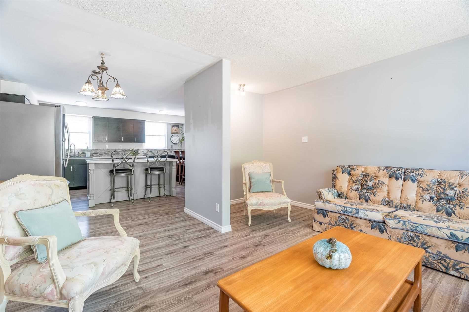 39 Maple Ave W