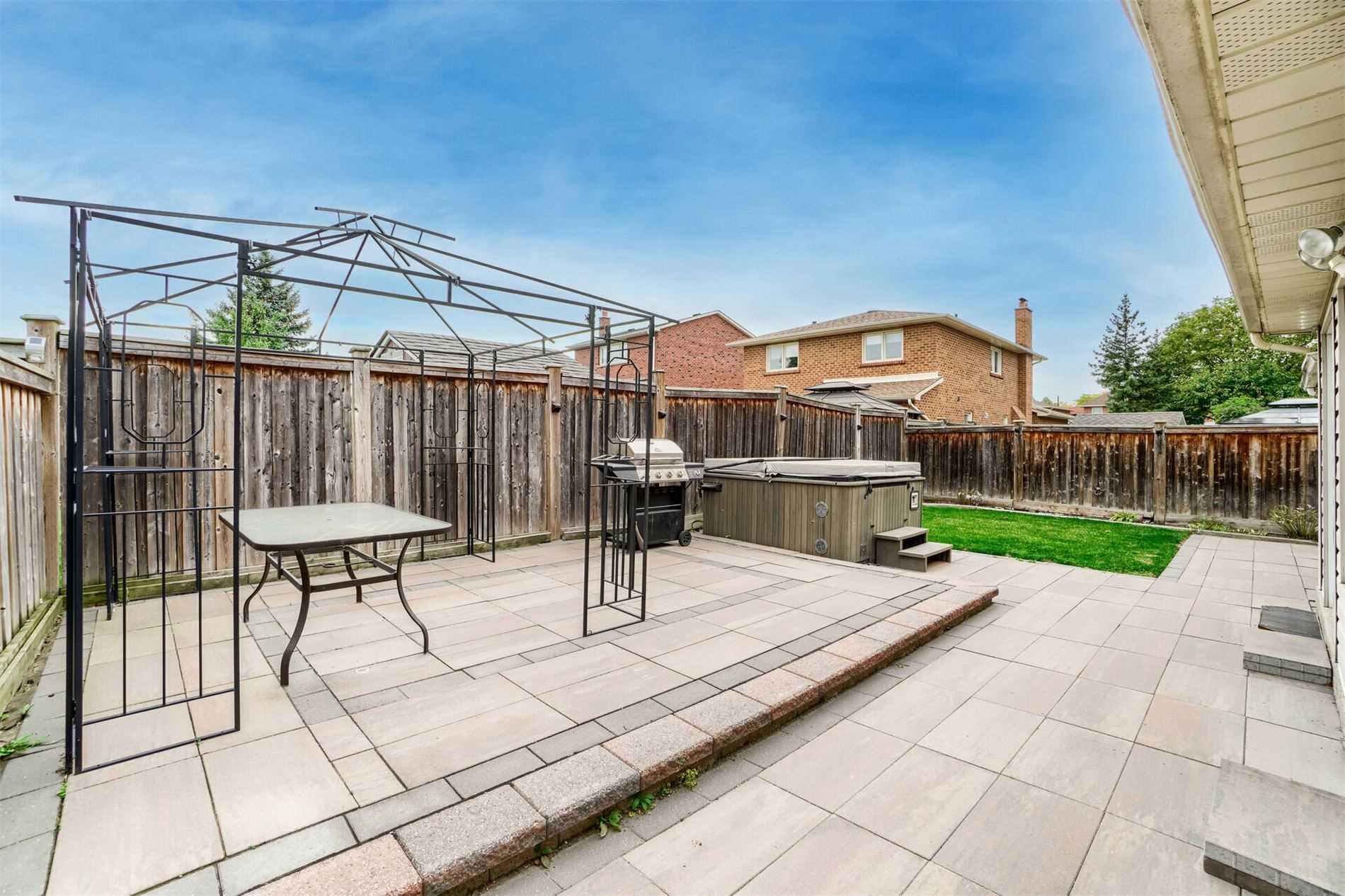11 Mathewson St