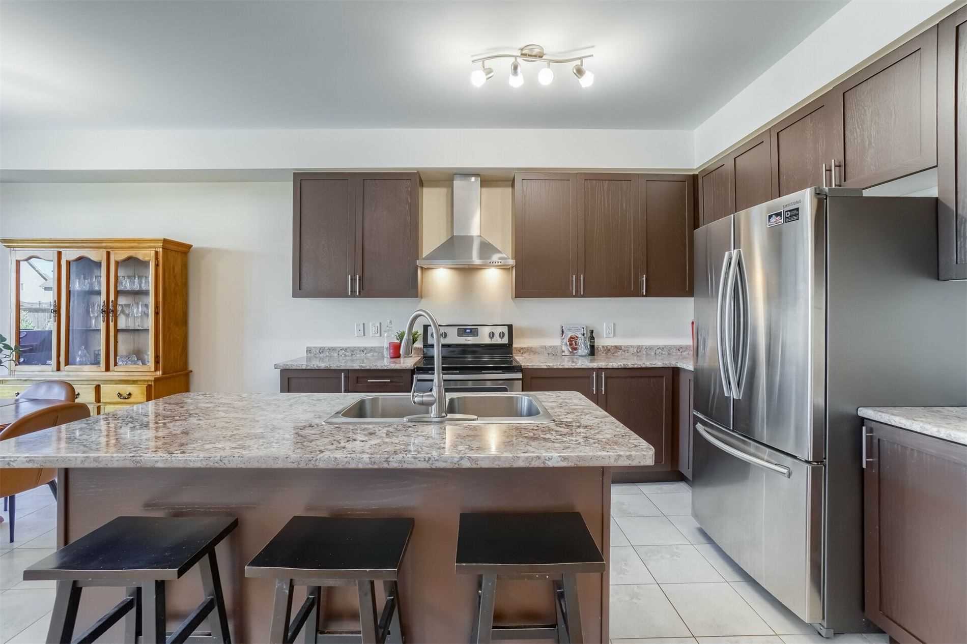 8 Hutton Cres