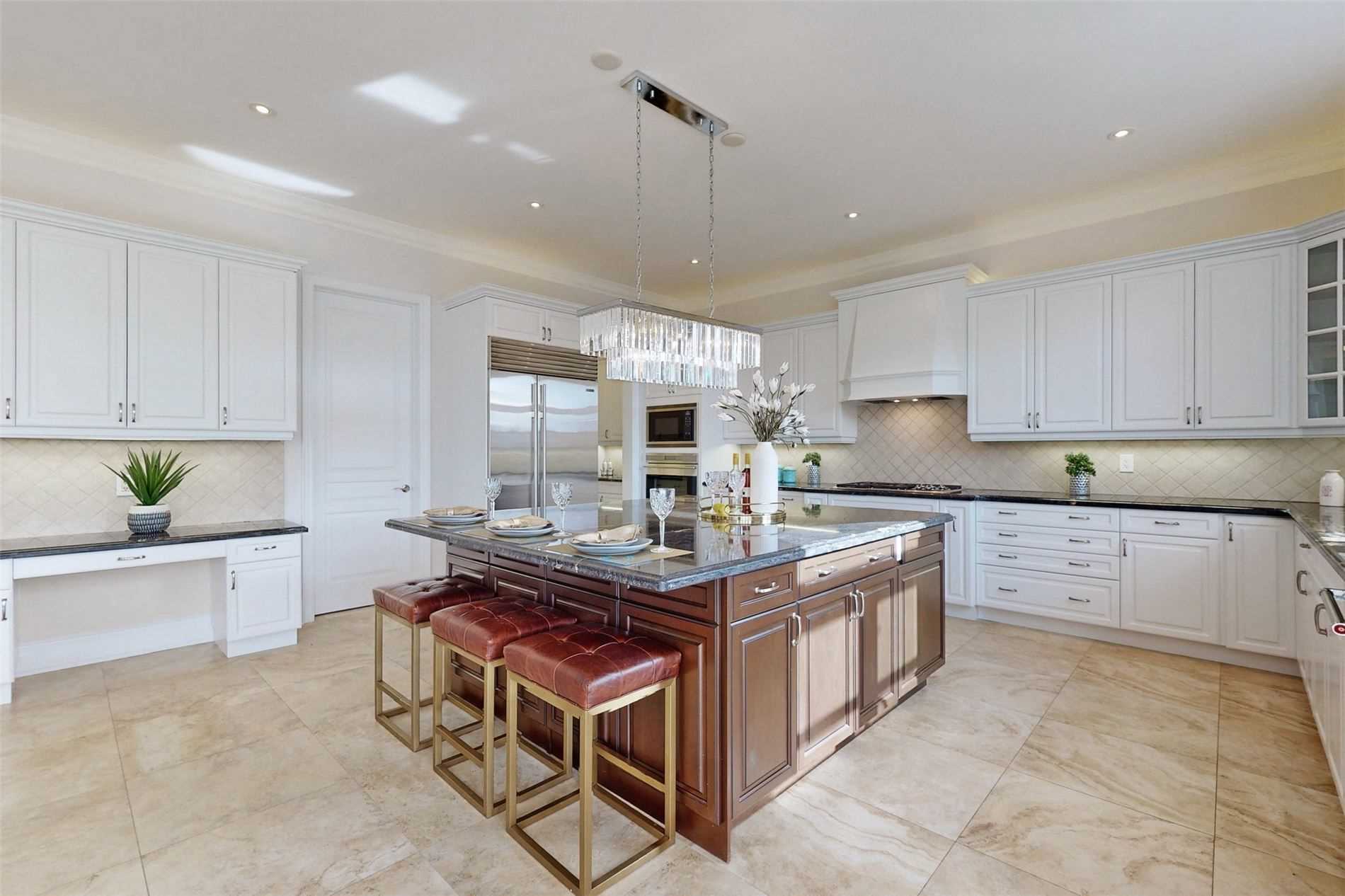 98 Carisbrooke Circ