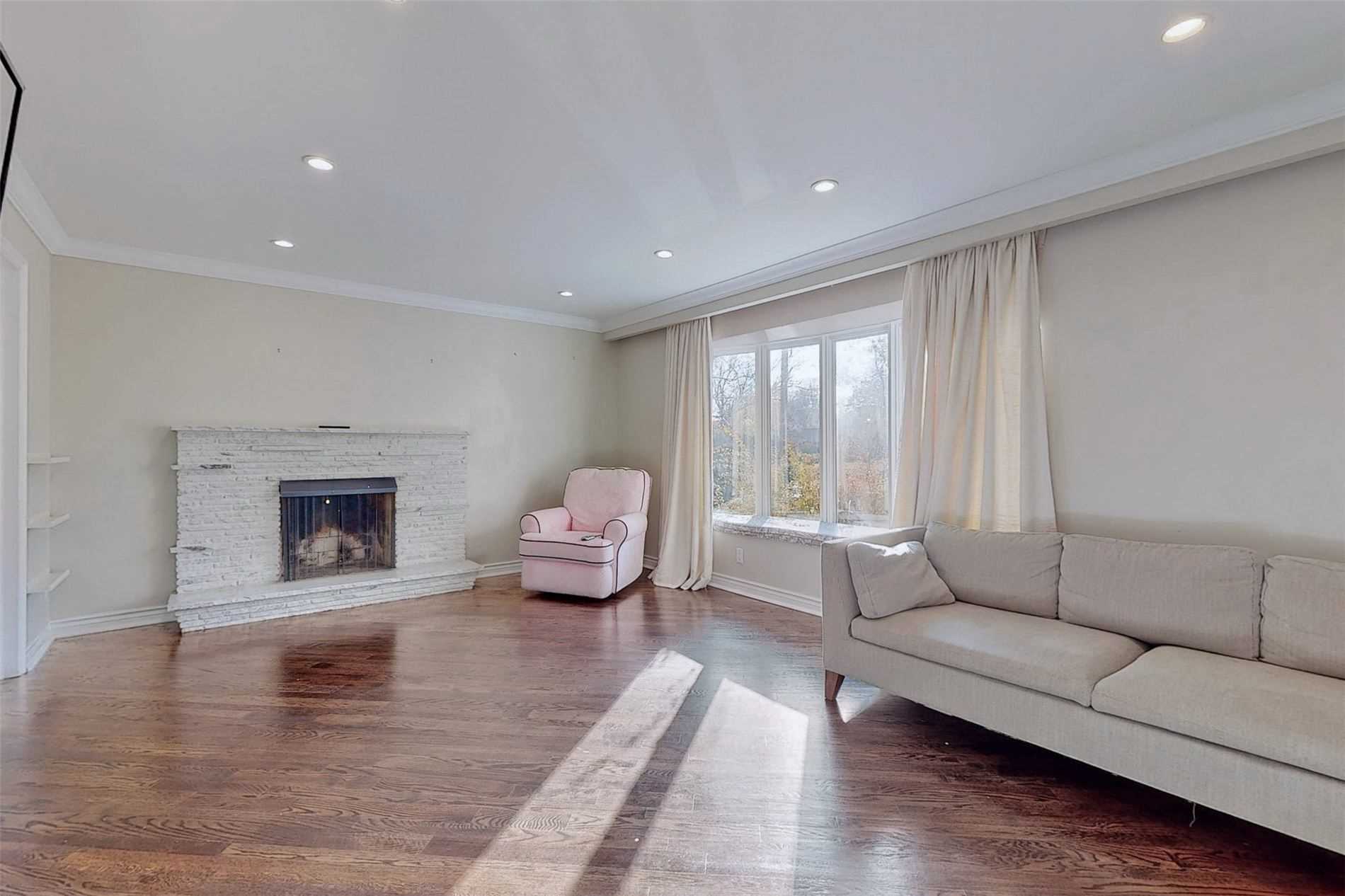 25 Oakcrest Avenue