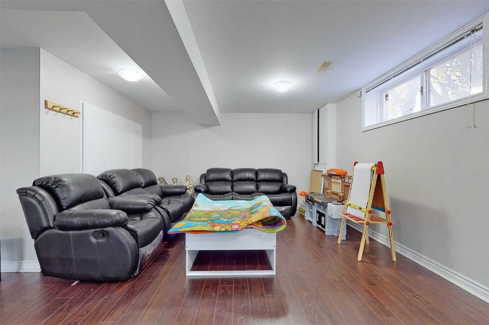25 Oakcrest Avenue