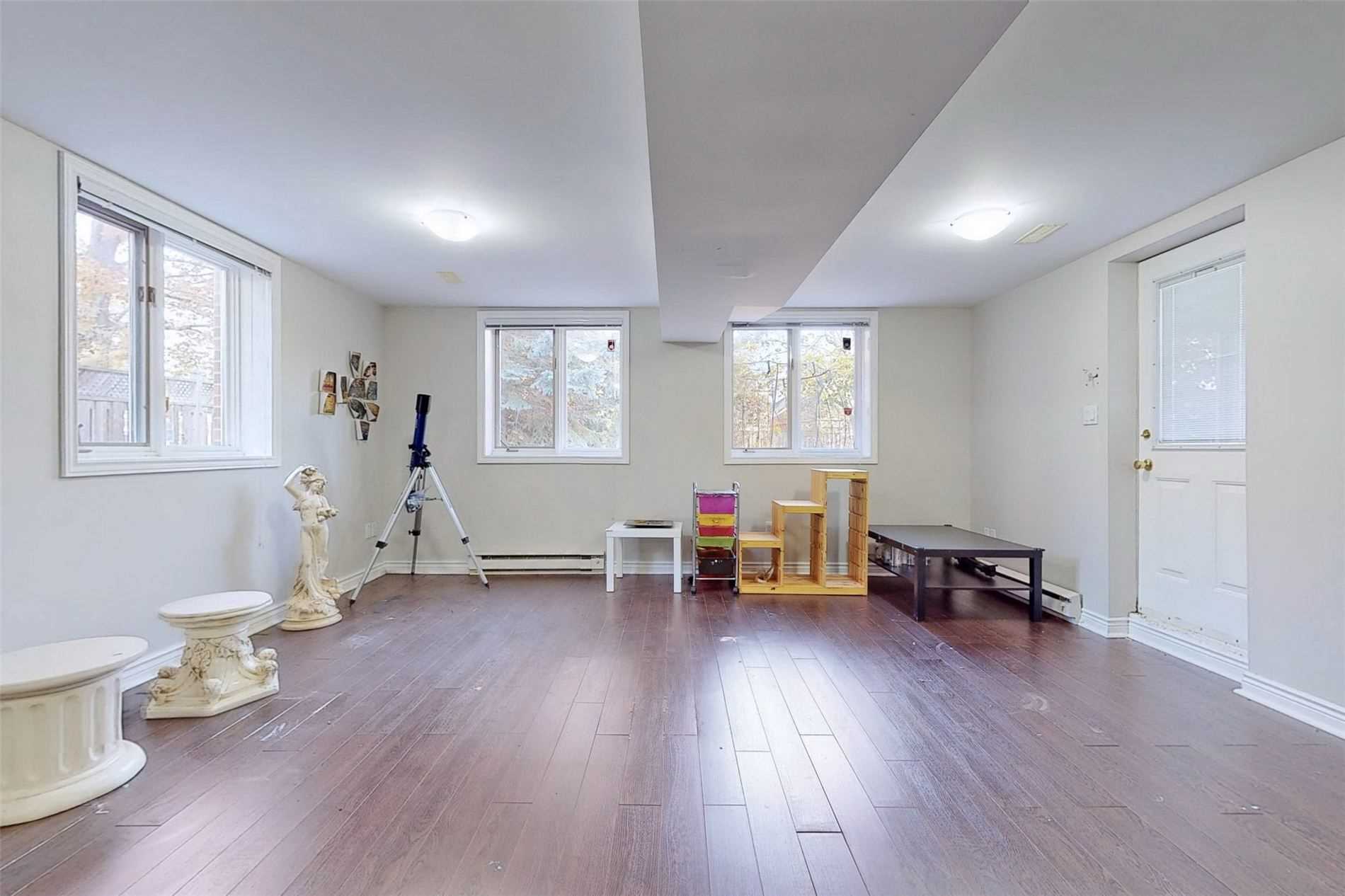 25 Oakcrest Avenue