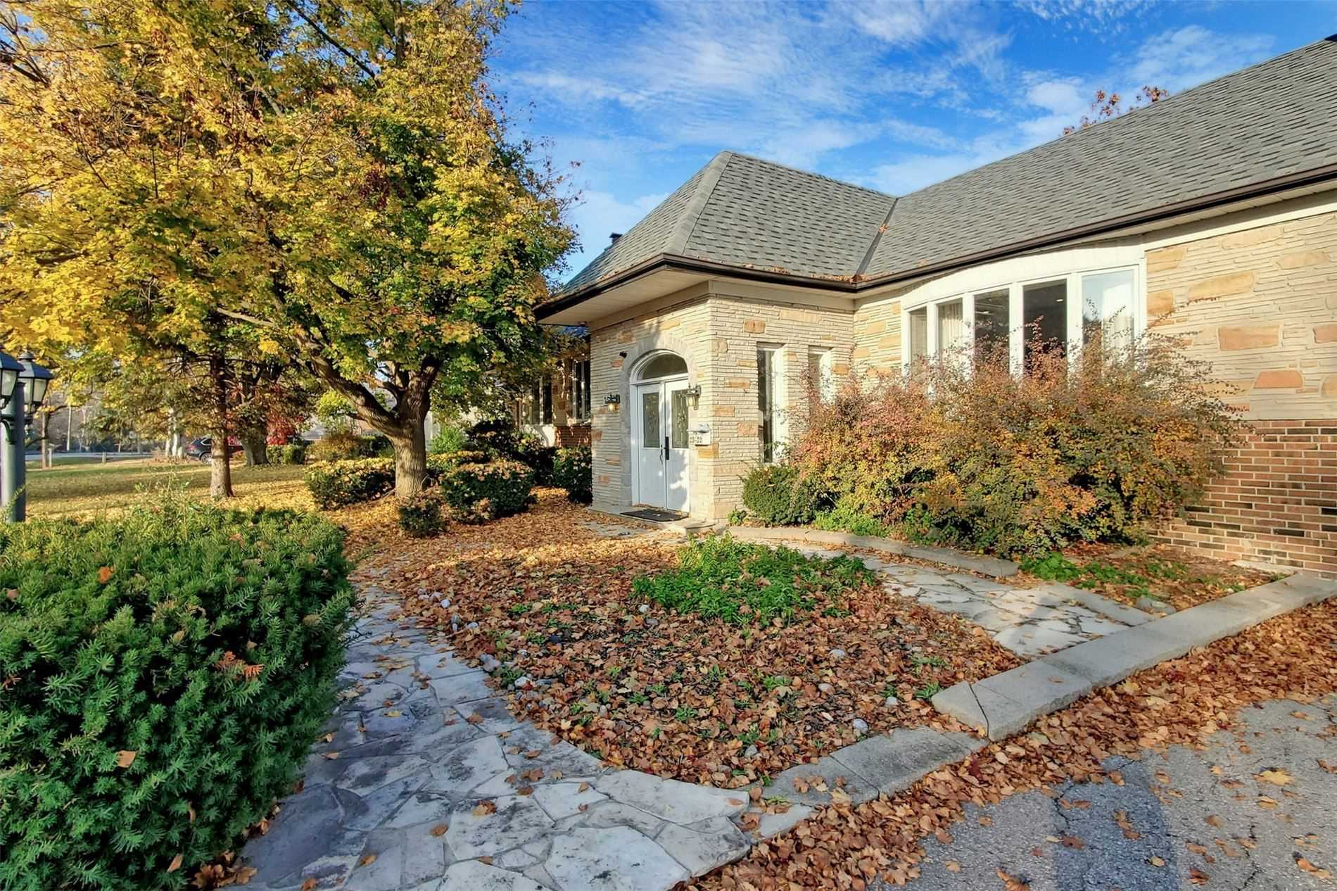 25 Oakcrest Avenue