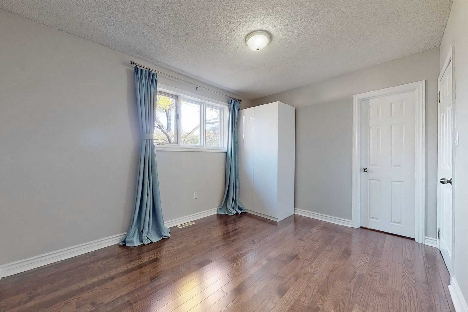 25 Oakcrest Avenue
