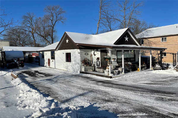 156 The Queensway S St, Georgina