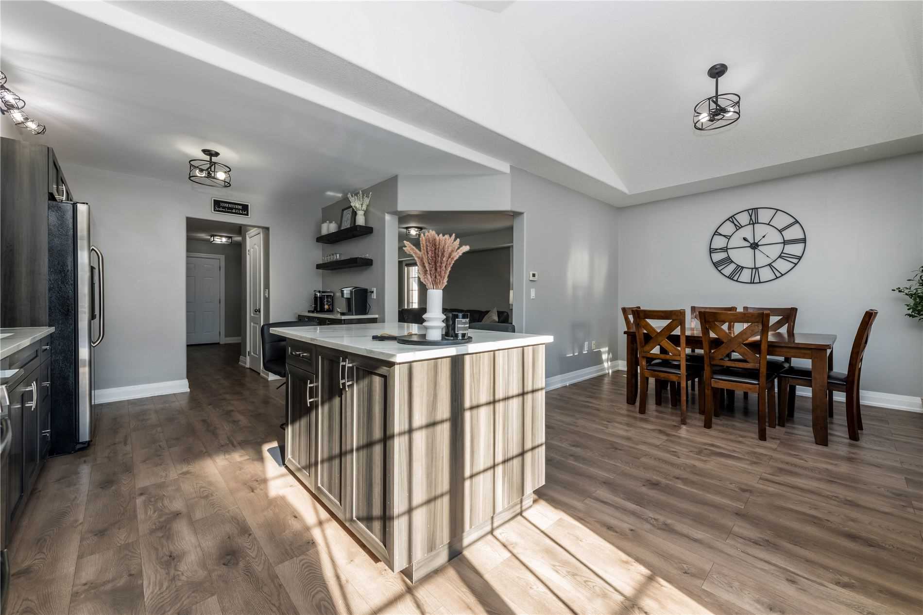 1095 Kell St
