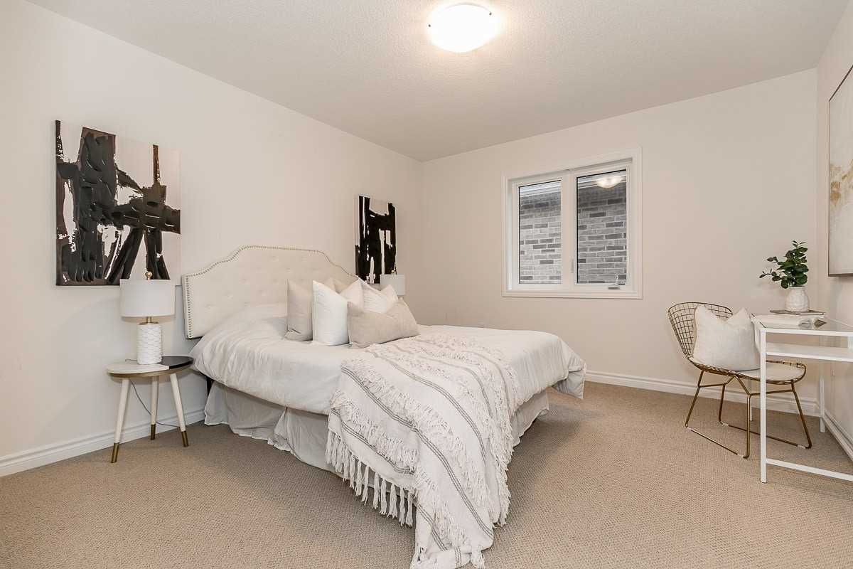 121 Ferragine Cres