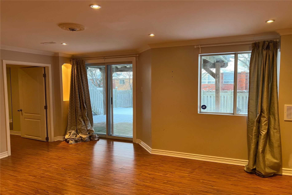 26 Sandfield Dr, Aurora