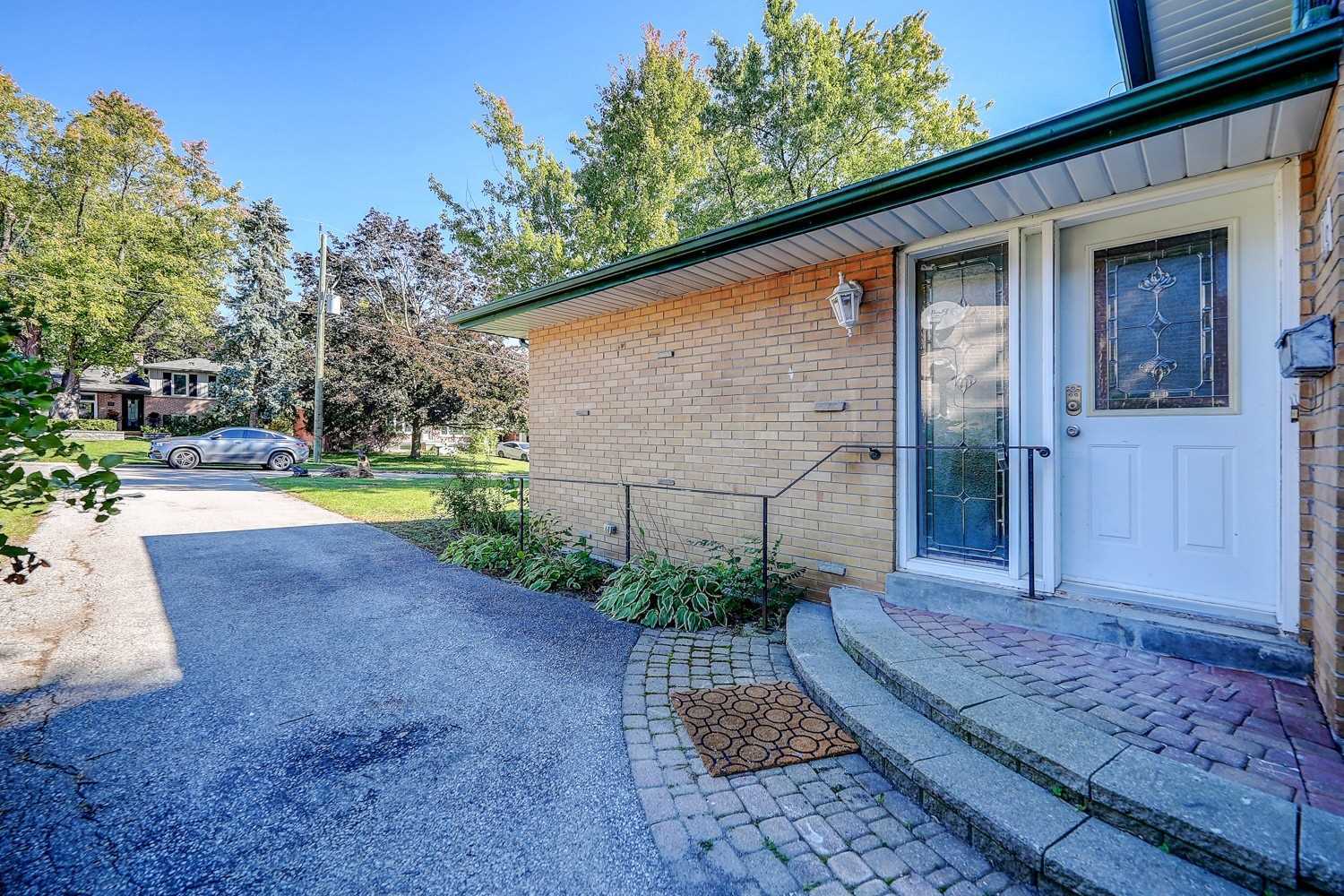 16 Arrowflight Drive