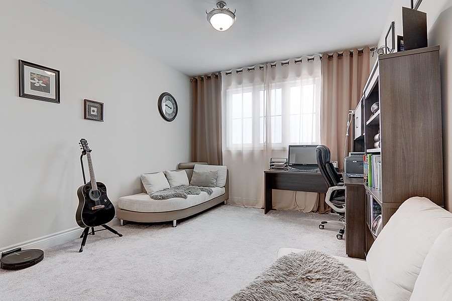 6 Ken Sinclair Crescent