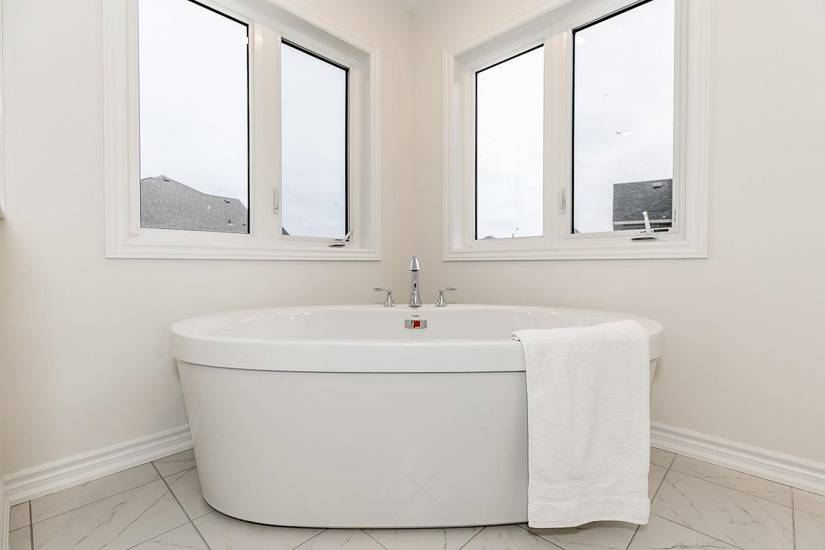 121 Ferragine Cres
