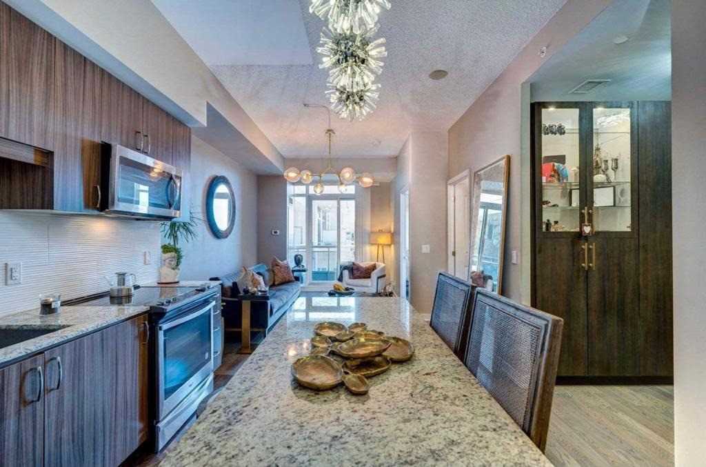 9205 Yonge St, #802