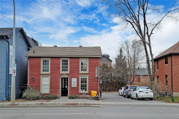 42 Wellington St E, Aurora