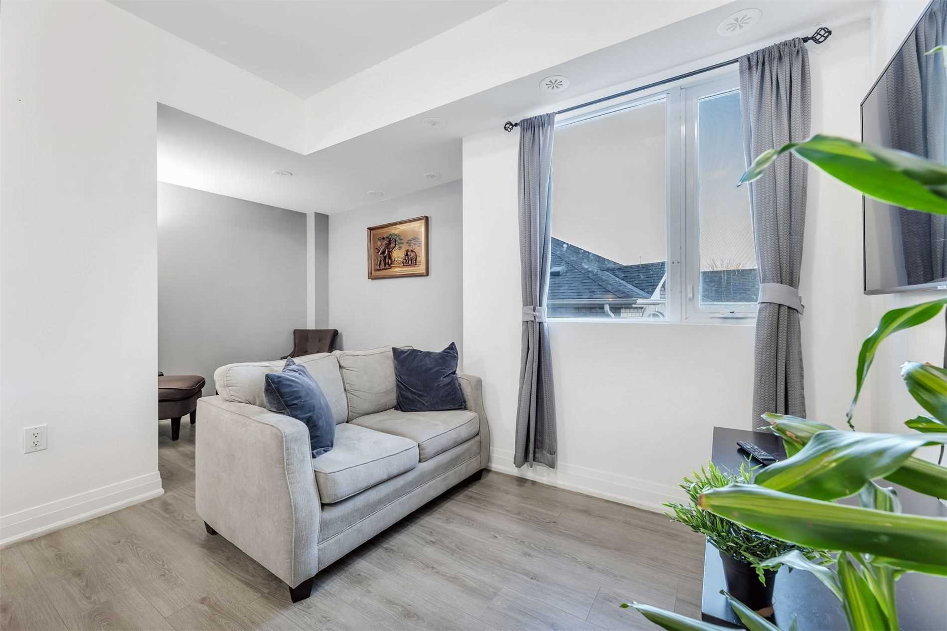 18 Coles Ave, #603