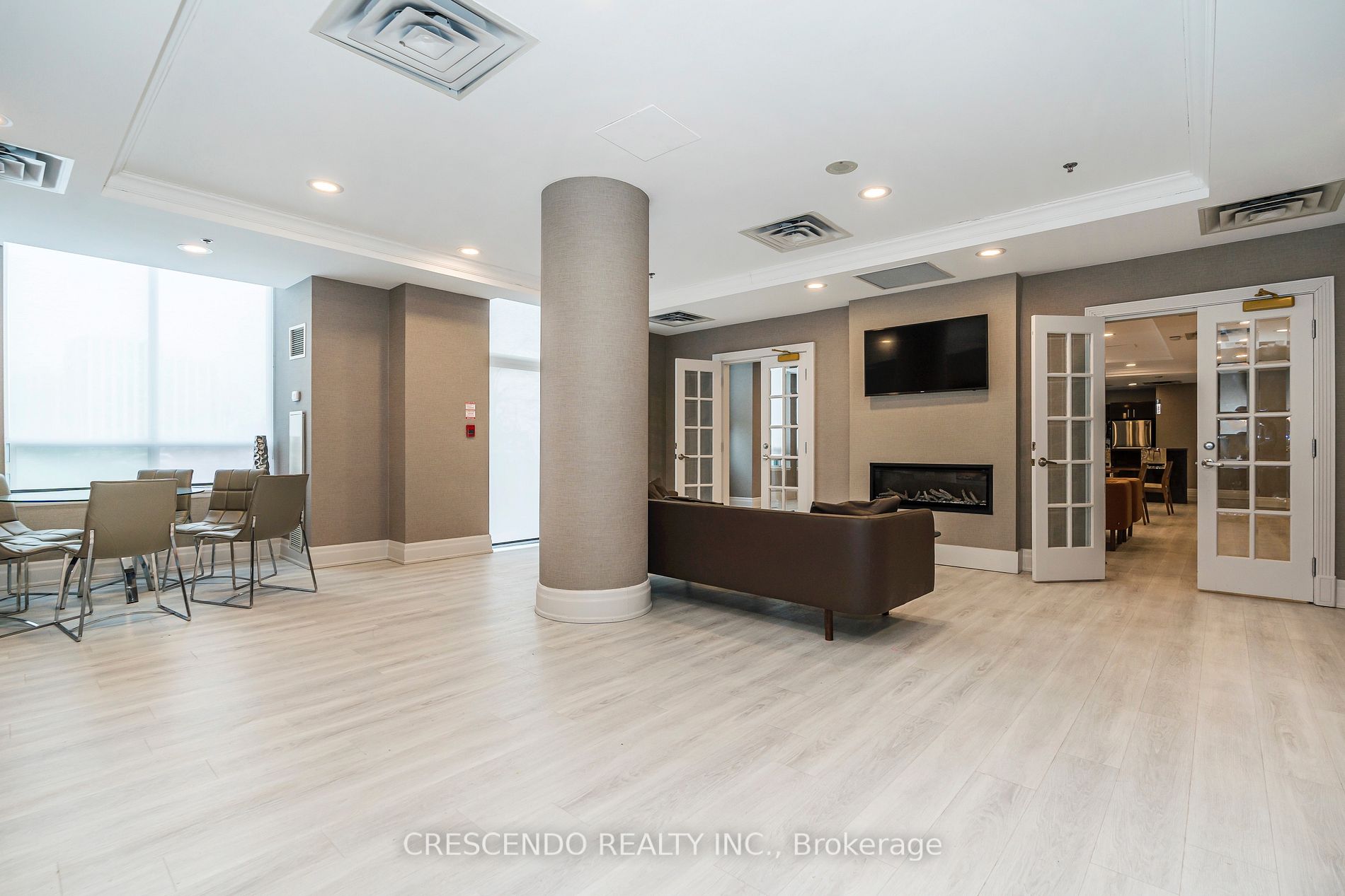 39 Oneida Cres, #813