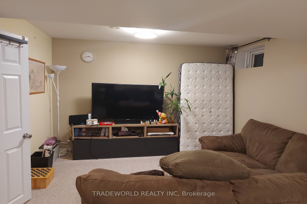 880 Leslie Valley Dr, Newmarket