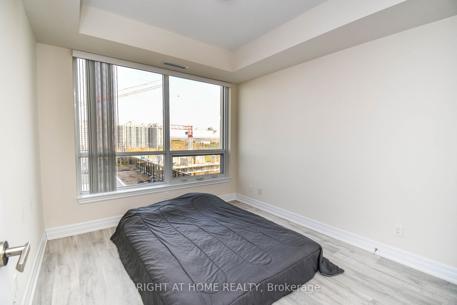 9085 Jane St, #811