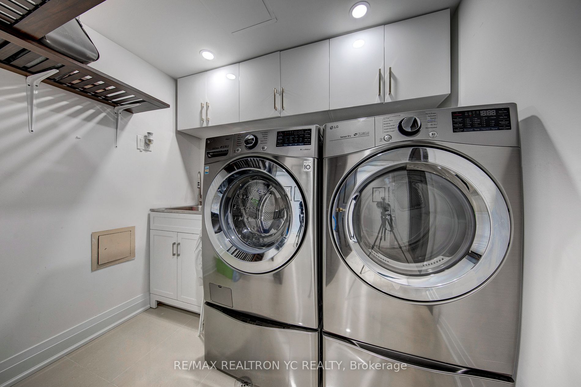 8111 Yonge St, #1712