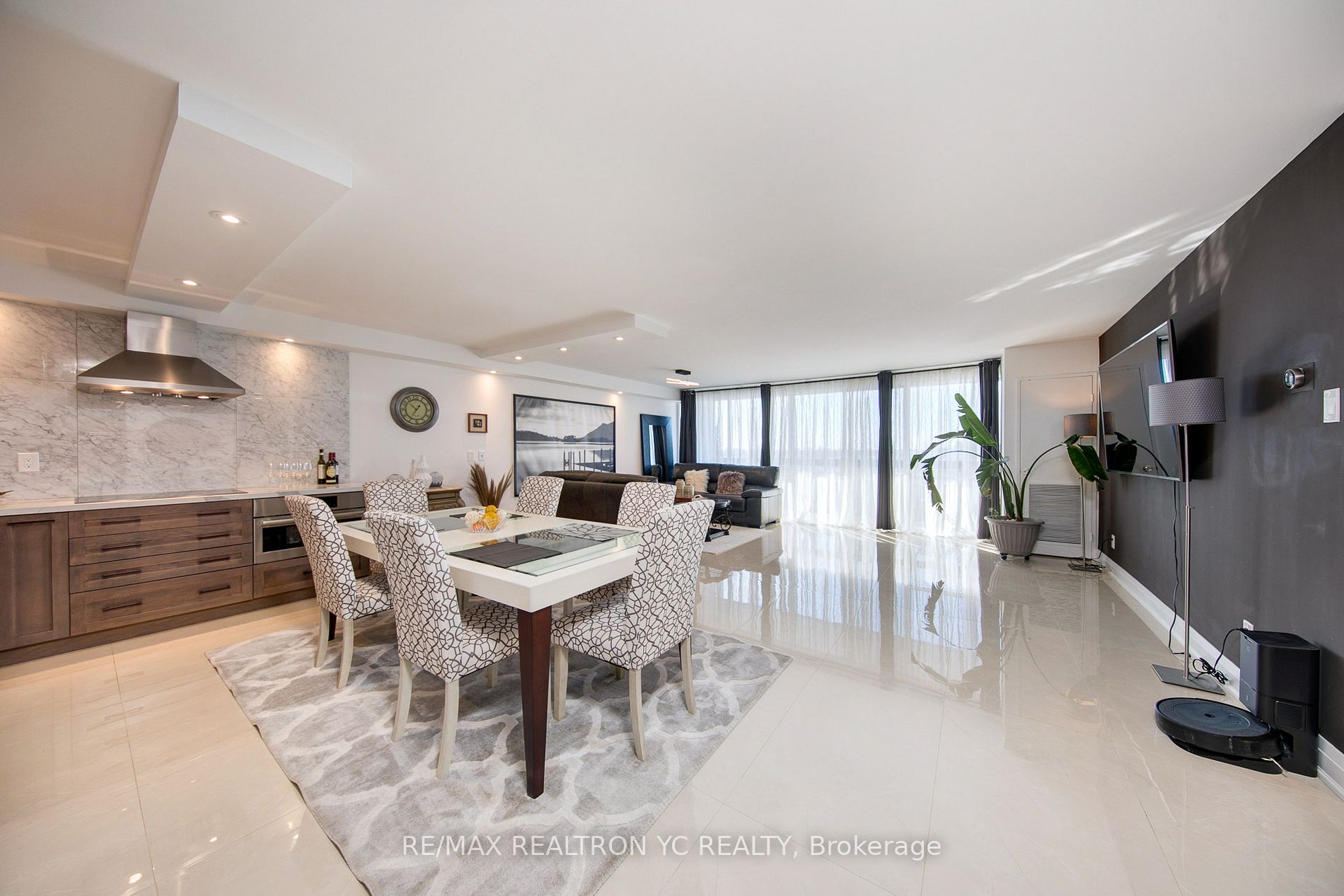 8111 Yonge St, #1712