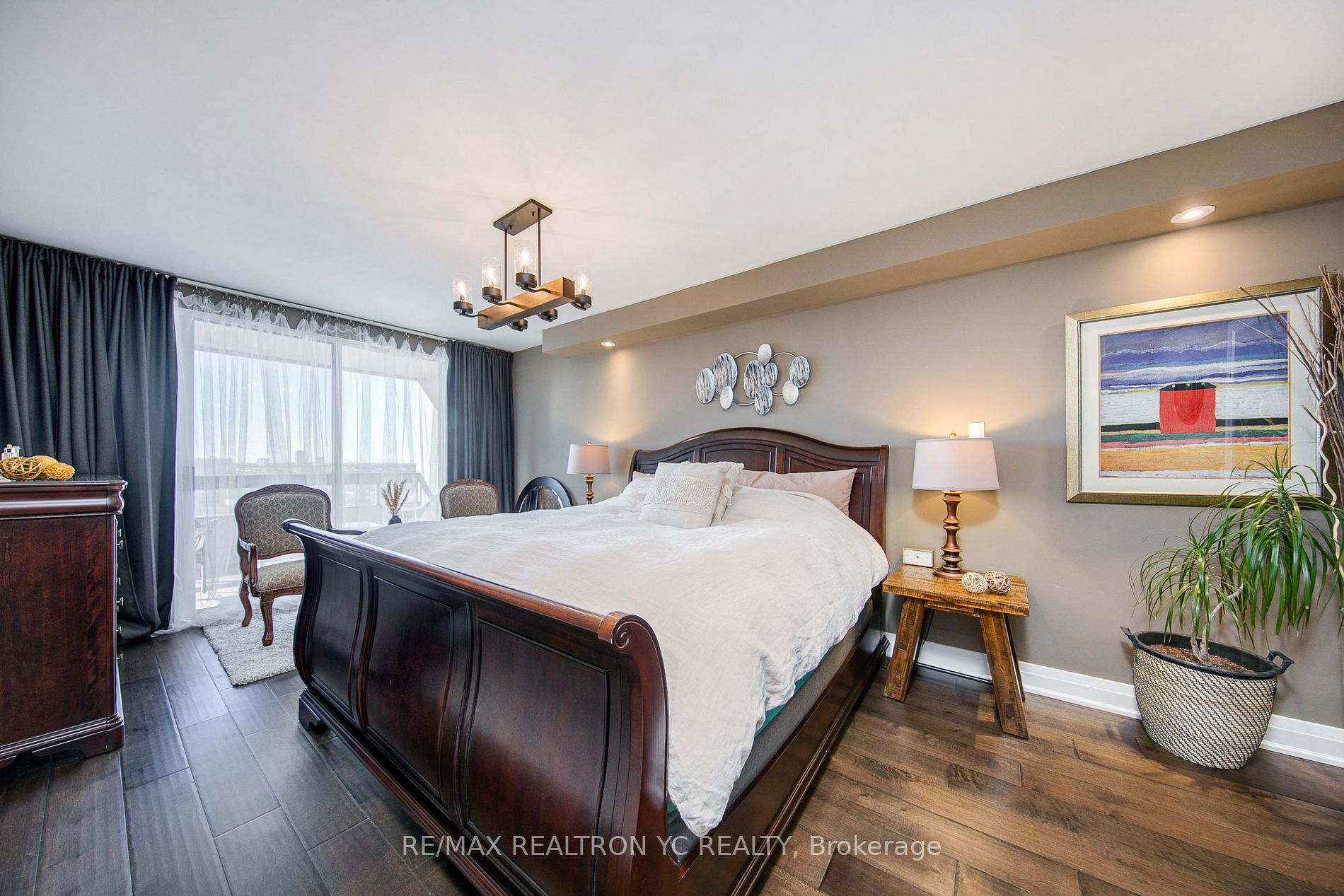 8111 Yonge St, #1712